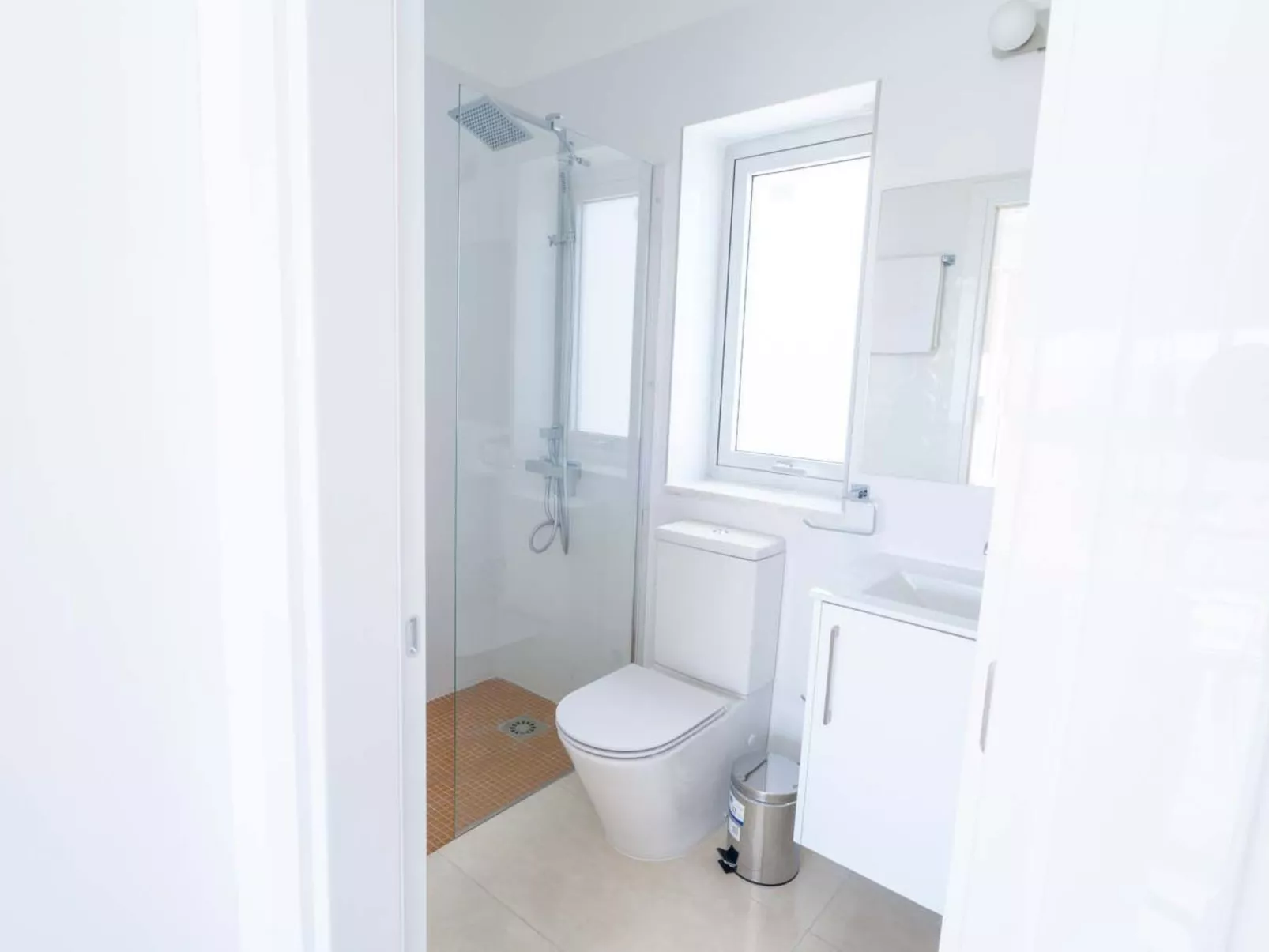 Luxuriöse Villa mit 4 Schlafzimmern, Pool und Whirlpool-Binnen