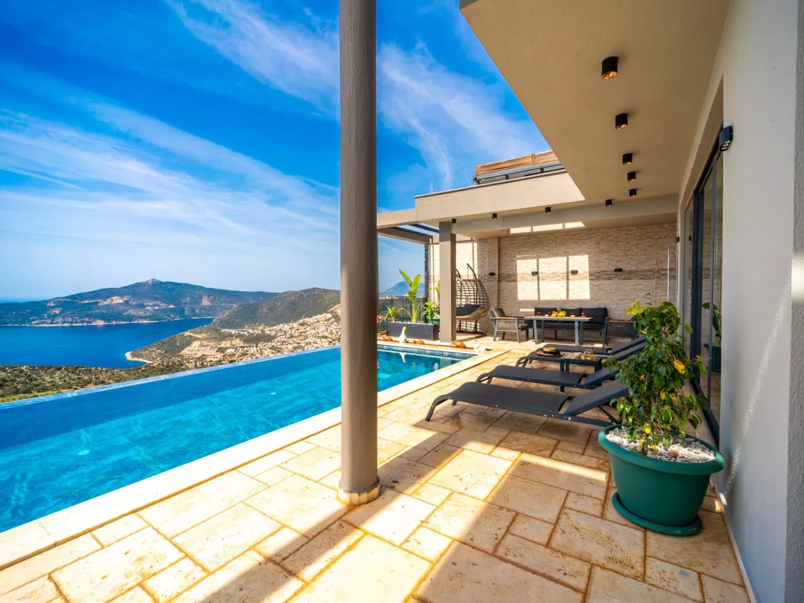 Moderne Luxusvilla mit Meerblick-Image-tags.info