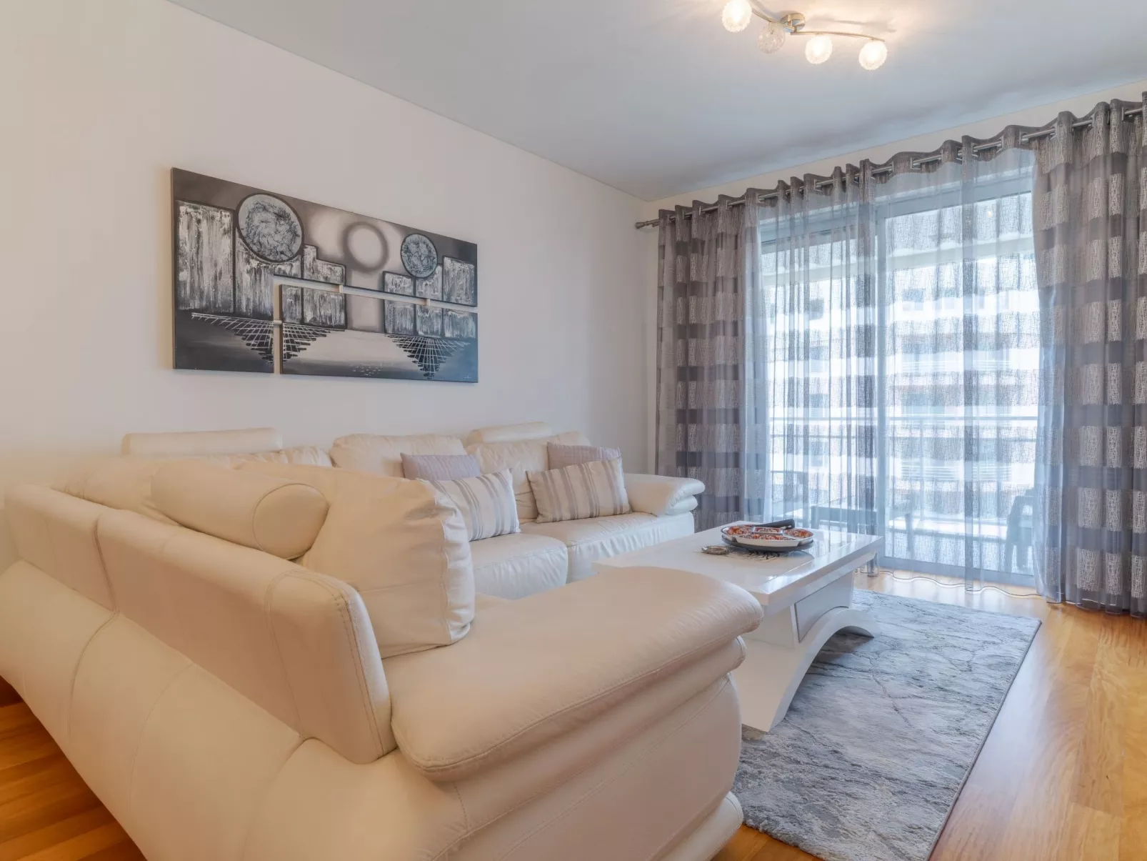 Mit gemeinschaftlichem Pool-Binnen