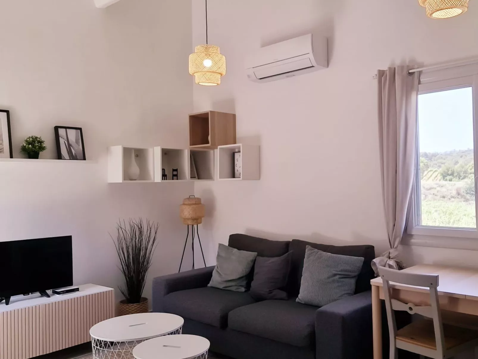 Im Herzen der Weinberge, schattige Terrasse umgeben von Grün, Pool