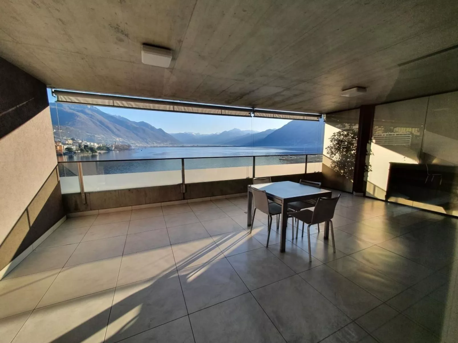 Modern mit atemberaubendem Seeblick Apt 406-Image-tags.info