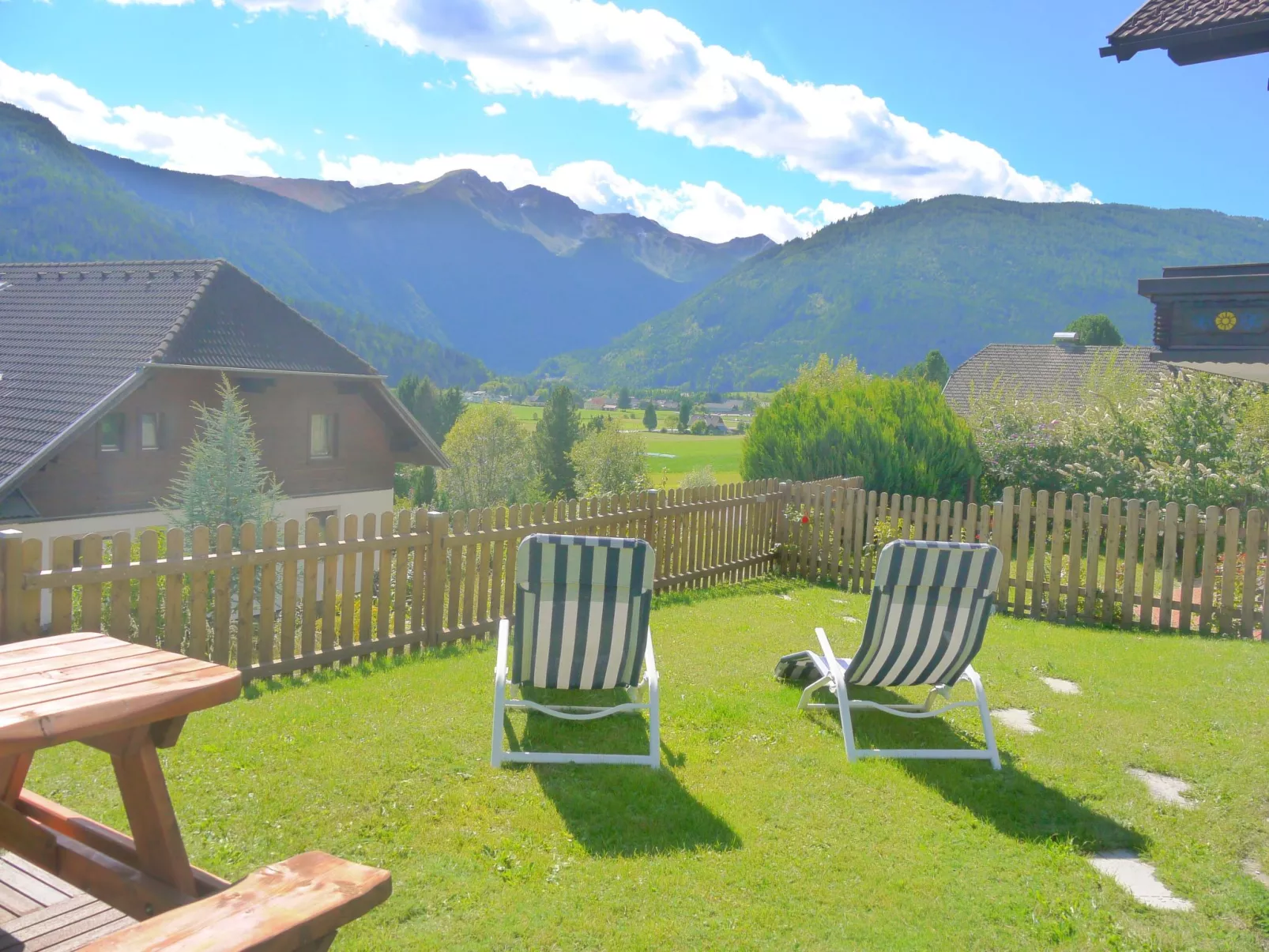 Wohl eingerichtete Wohnung mit eigenem Balkon-Buiten