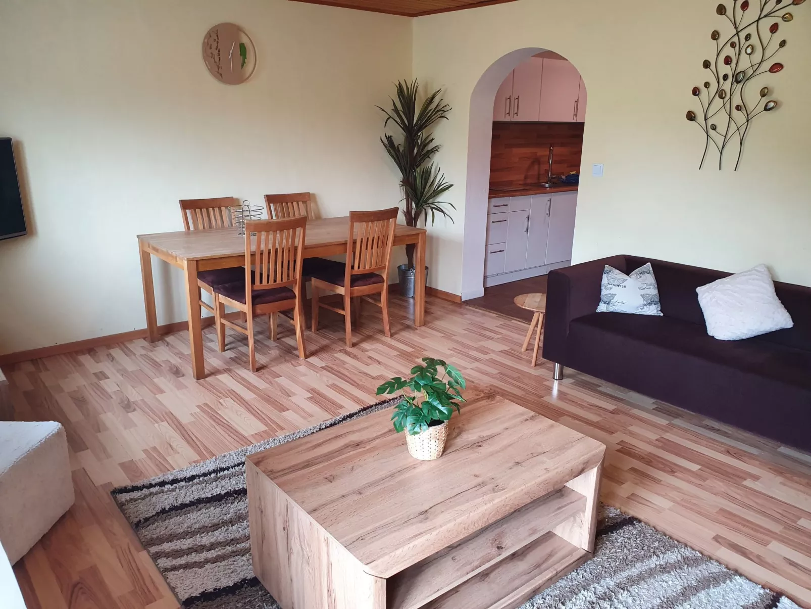 Geräumige Wohnung mit zwei Schlafzimmern und Balkon-Image-tags.info