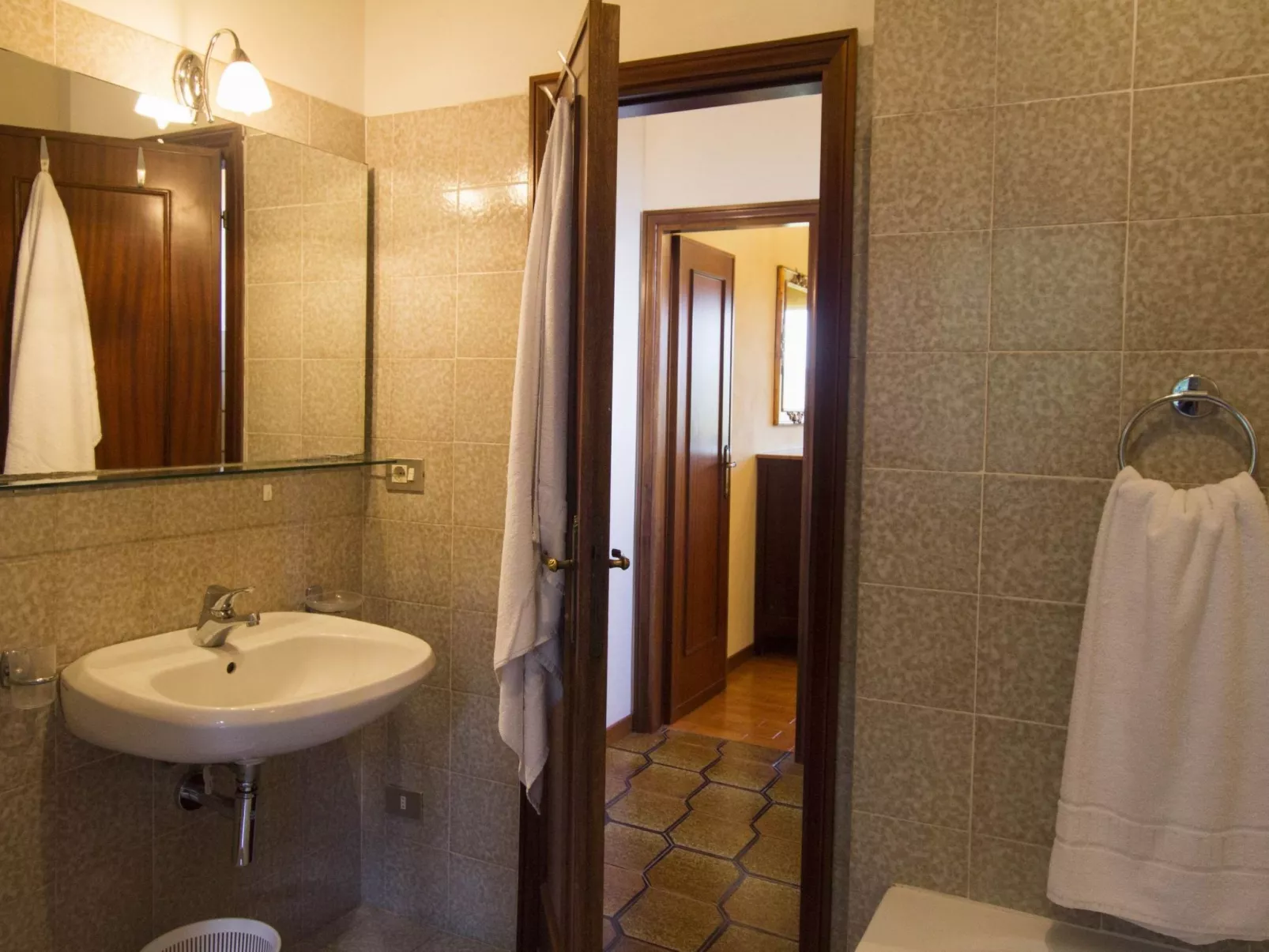 Wohnung mit Terrasse und Klimaanlage-Image-tags.info