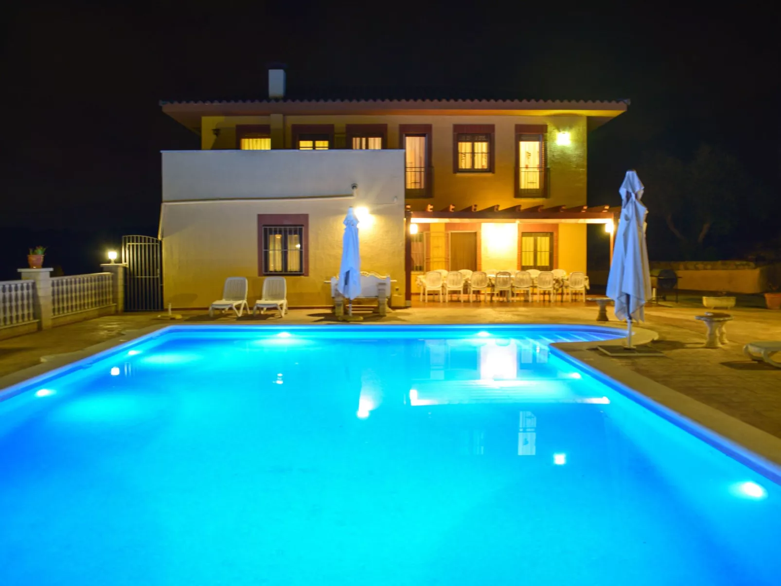 Großes Haus mit Schwimmbad und Barbecue-Buiten