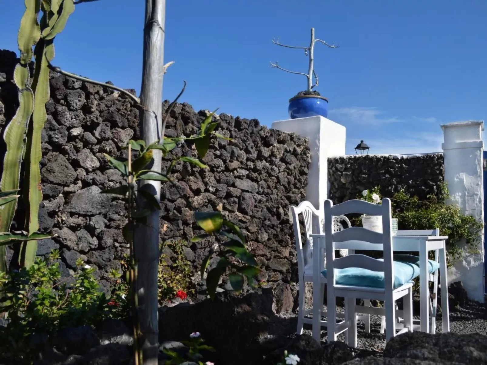 Lavastein-Bauernhaus Yazmina mit schönem Garten-Buiten