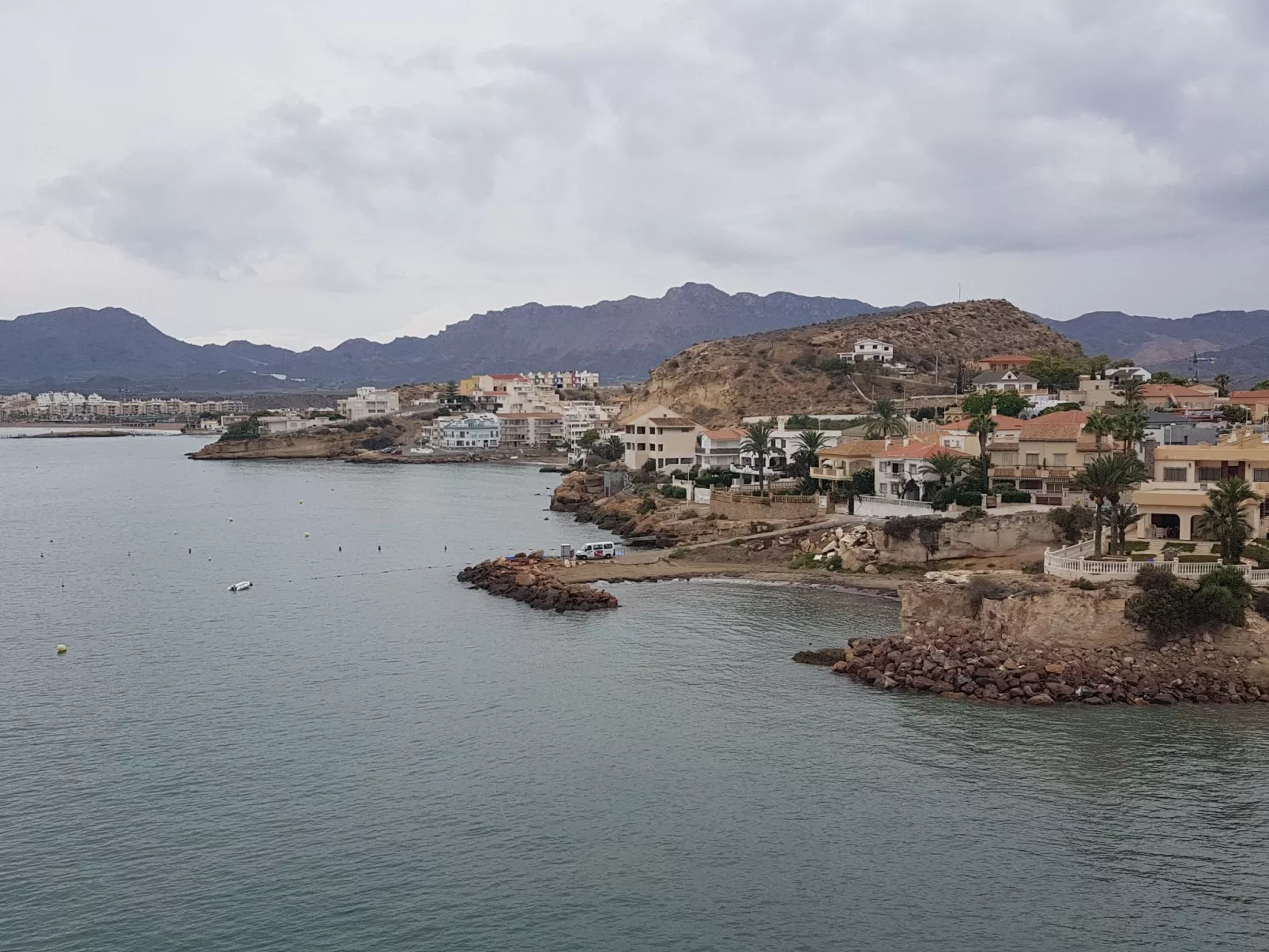 La Invincible Terreros in der 1. Reihe des Strandes-Buiten