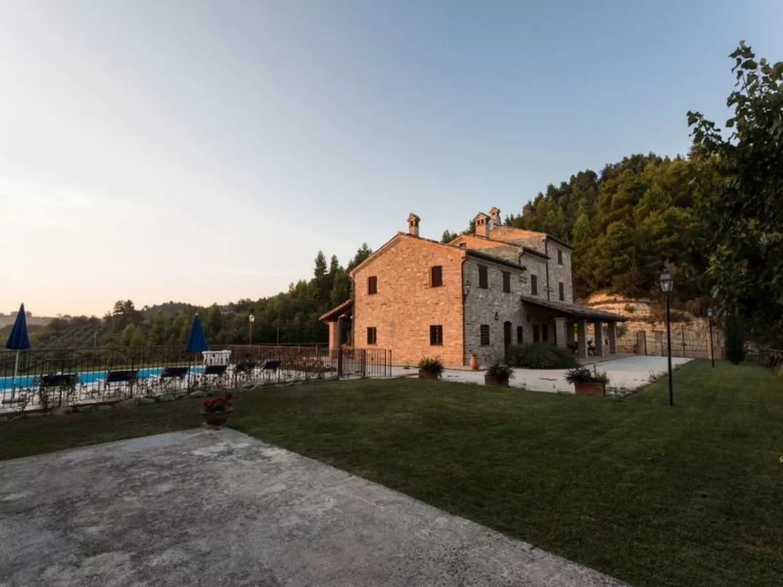 Villa in Le Marche mit atemberaubender Aussicht-Buiten