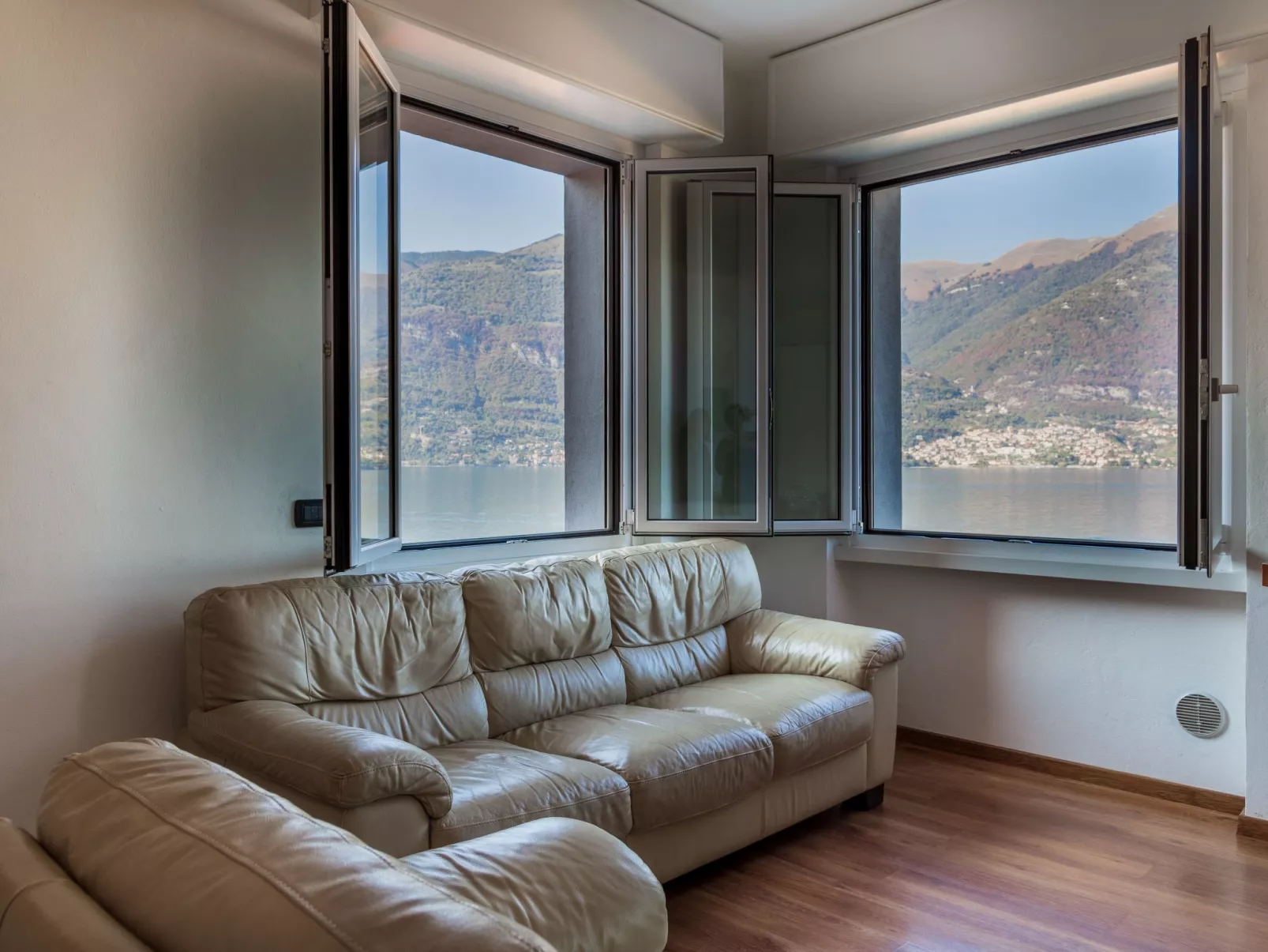 Mit Blick auf den Comer See-Binnen