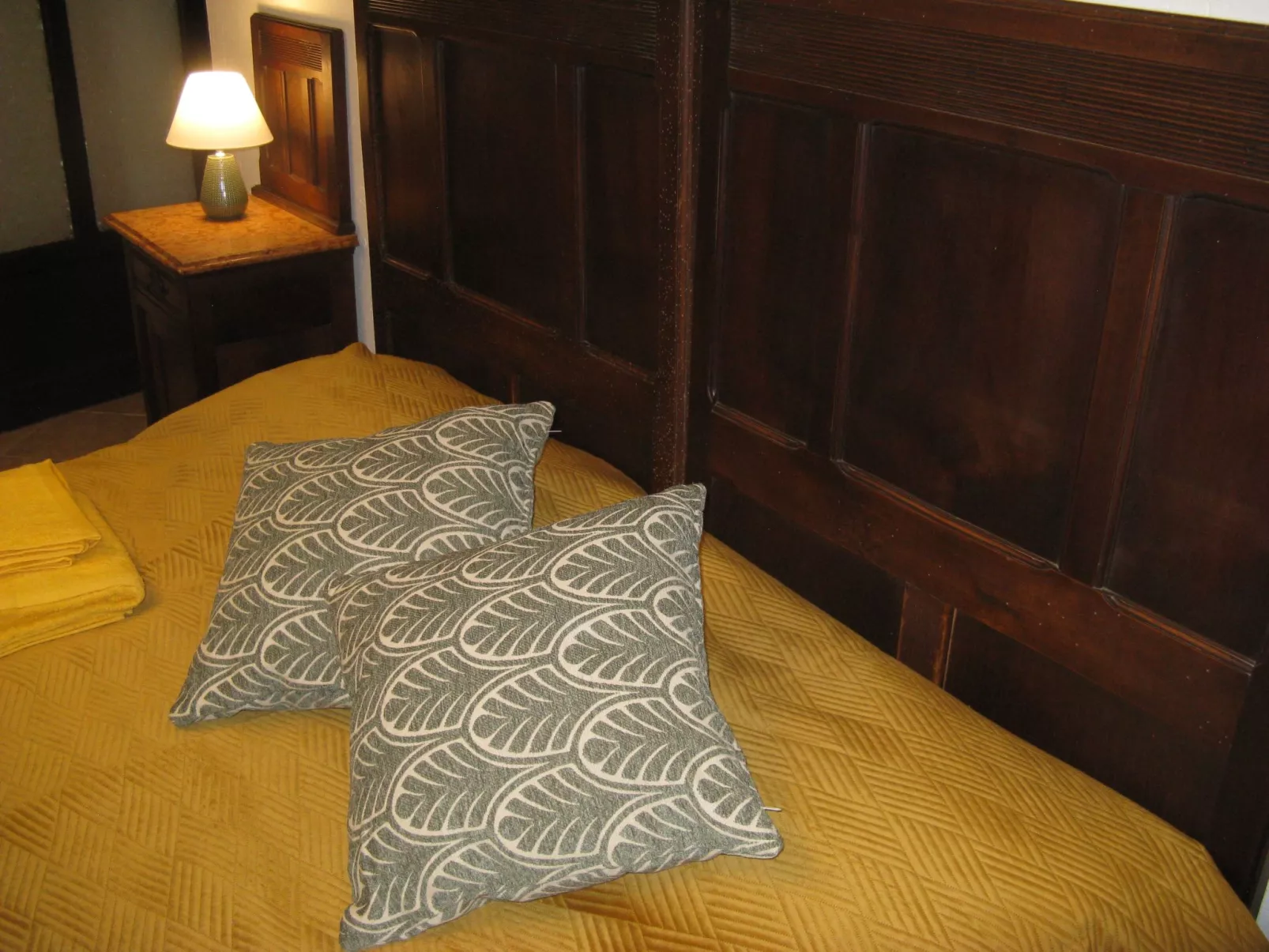 Typisches Bauernhaus mit holzbefeuertem Kamin-Binnen