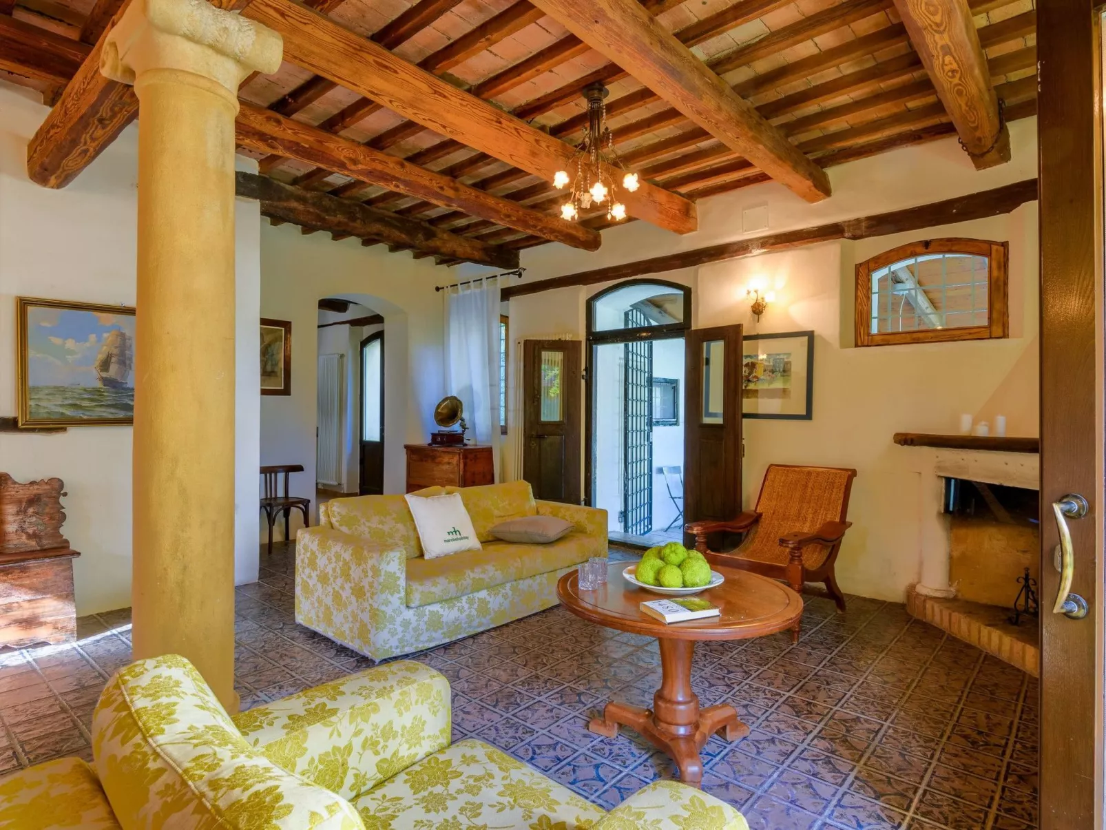 Licht unter den Buchen, Marche Urlaub, privater Pool-Binnen