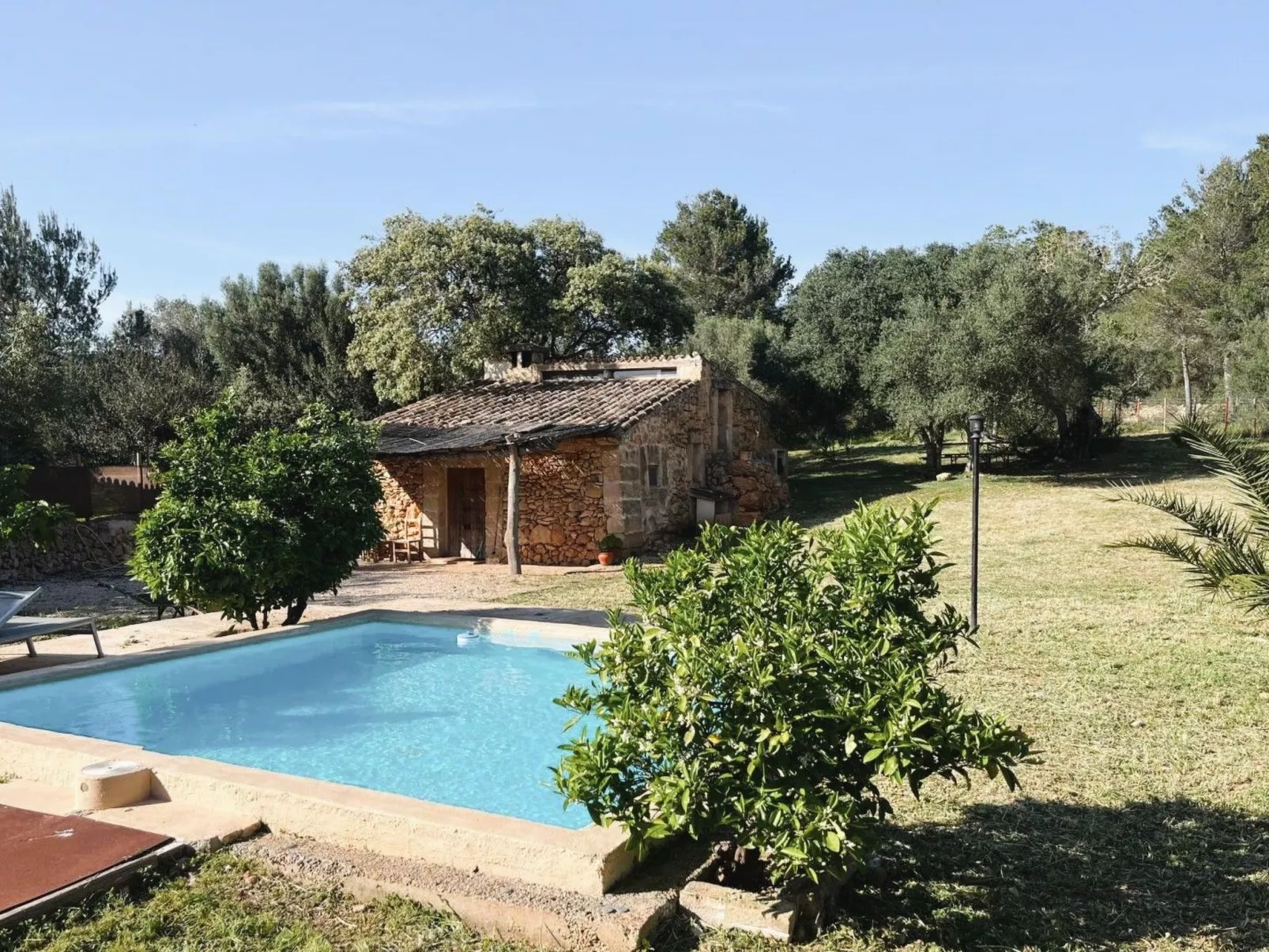 Mit eigenem Garten und Schwimmbad.-Image-tags.info