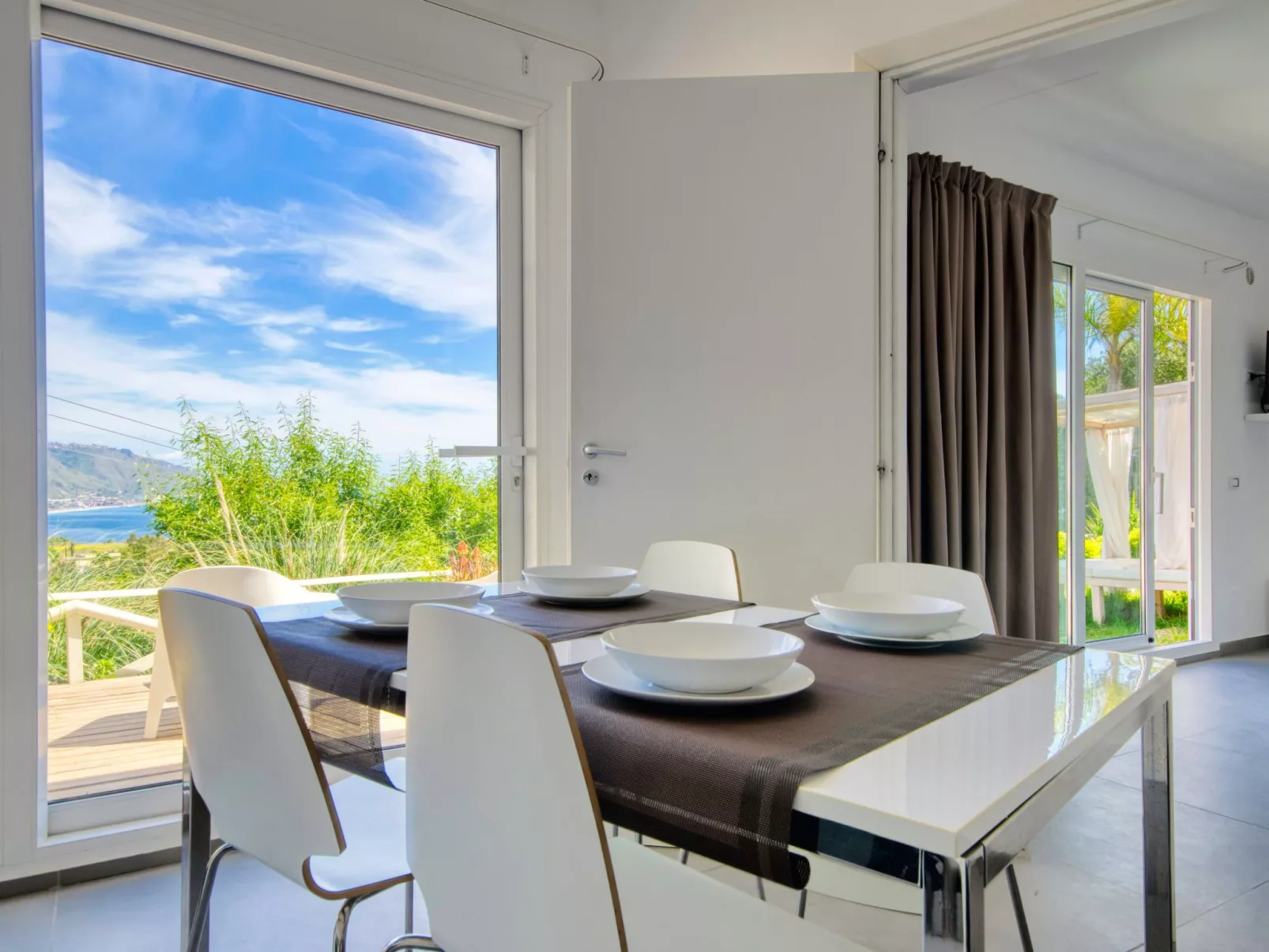 Wohnung mit Meerblick, Balkon und Pool-Image-tags.info