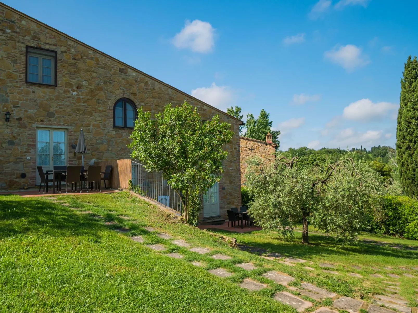 Drei-Zimmer-Wohnungen Borgo Collelungo auf zwei Etagen-Buiten