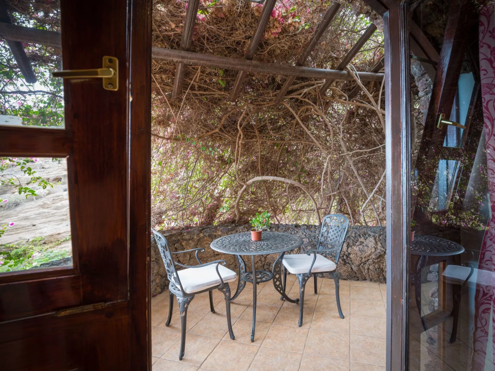 Finca "Castillo Bentley" Schlafen in einer vulkanischen Höhle-Image-tags.info