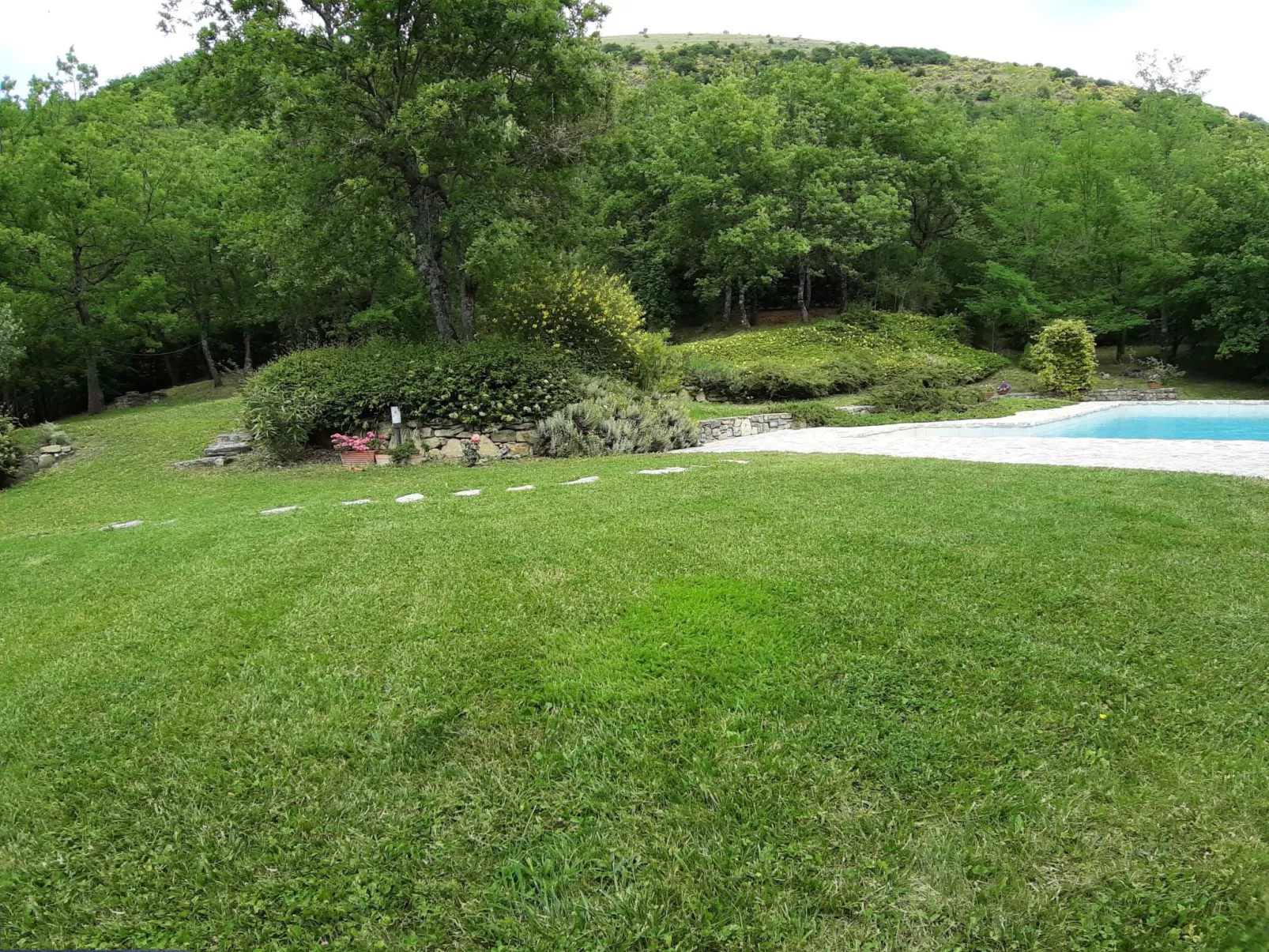 Privates Poolhaus im grünen Herzen von Umbrien-Buiten