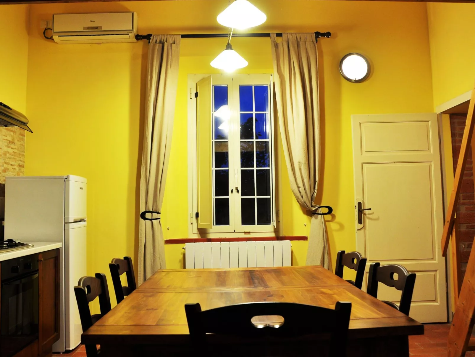 "Casa Olmo" Schwimmbad und Jacuzzi, privater Garten-Binnen