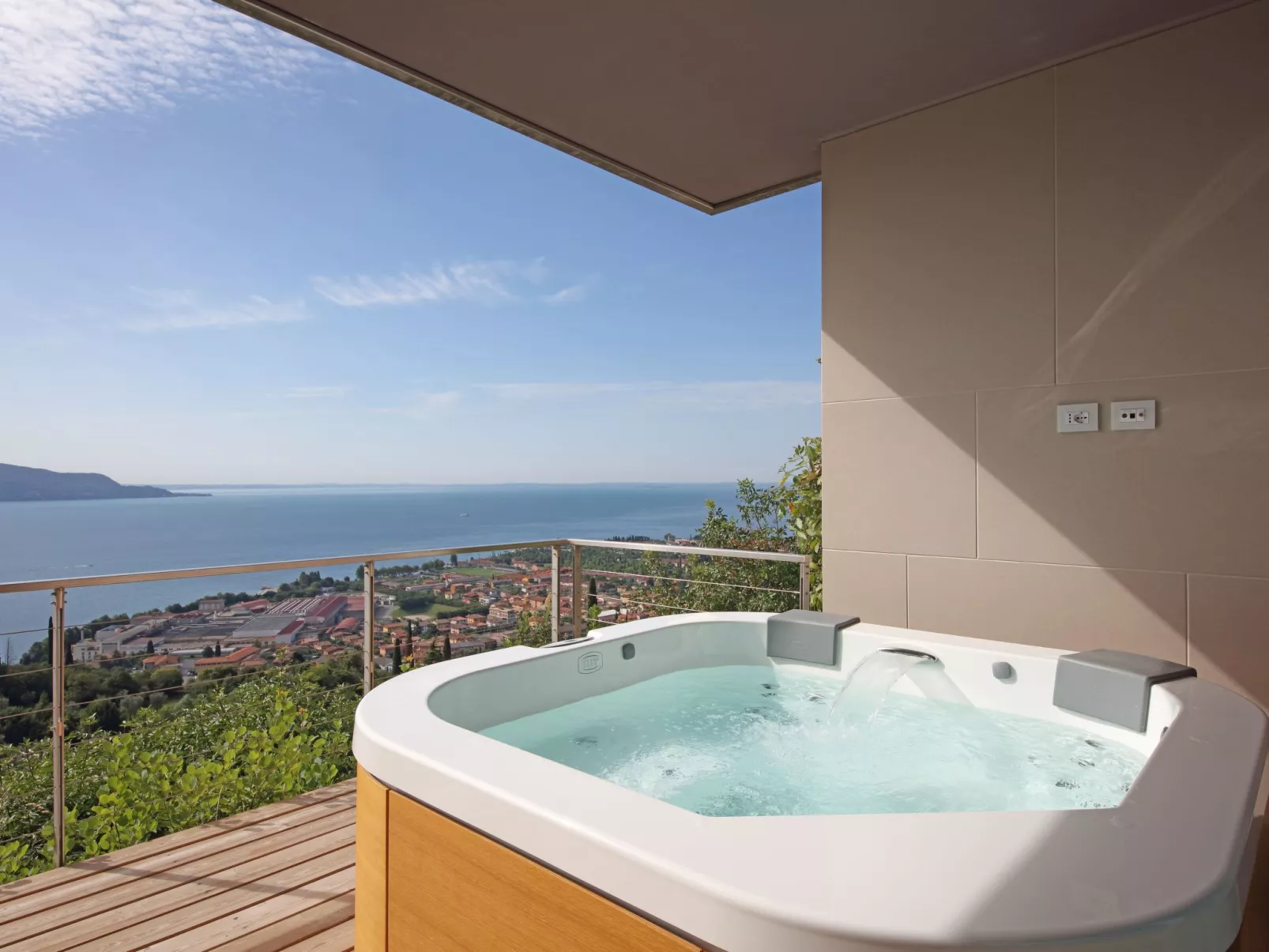 Exklusive Villa Agave mit Seeblick und privatem Pool-Buiten