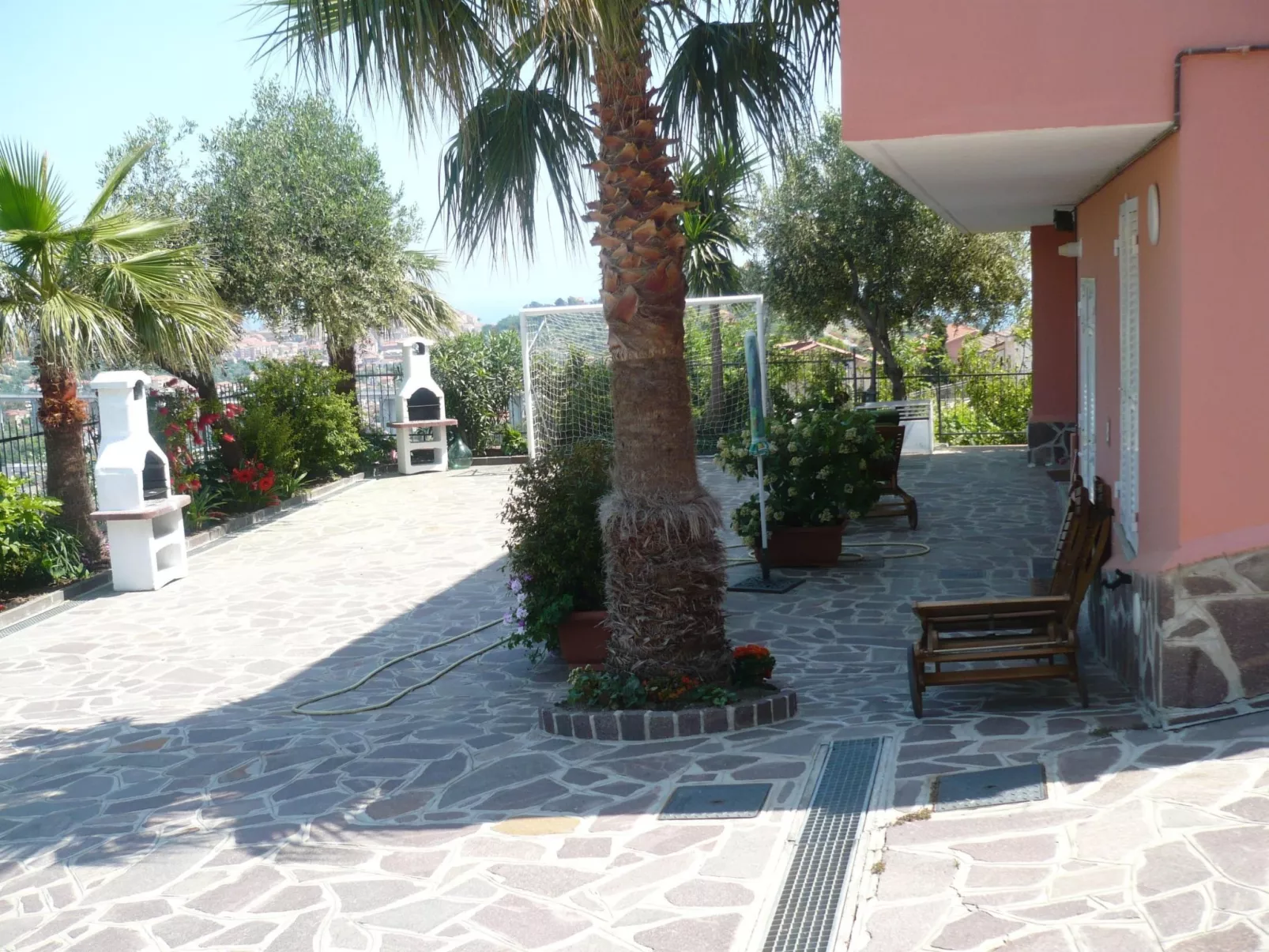 Zwei-Zimmer-Wohnung mit Meer- und Stadtblick-Buiten