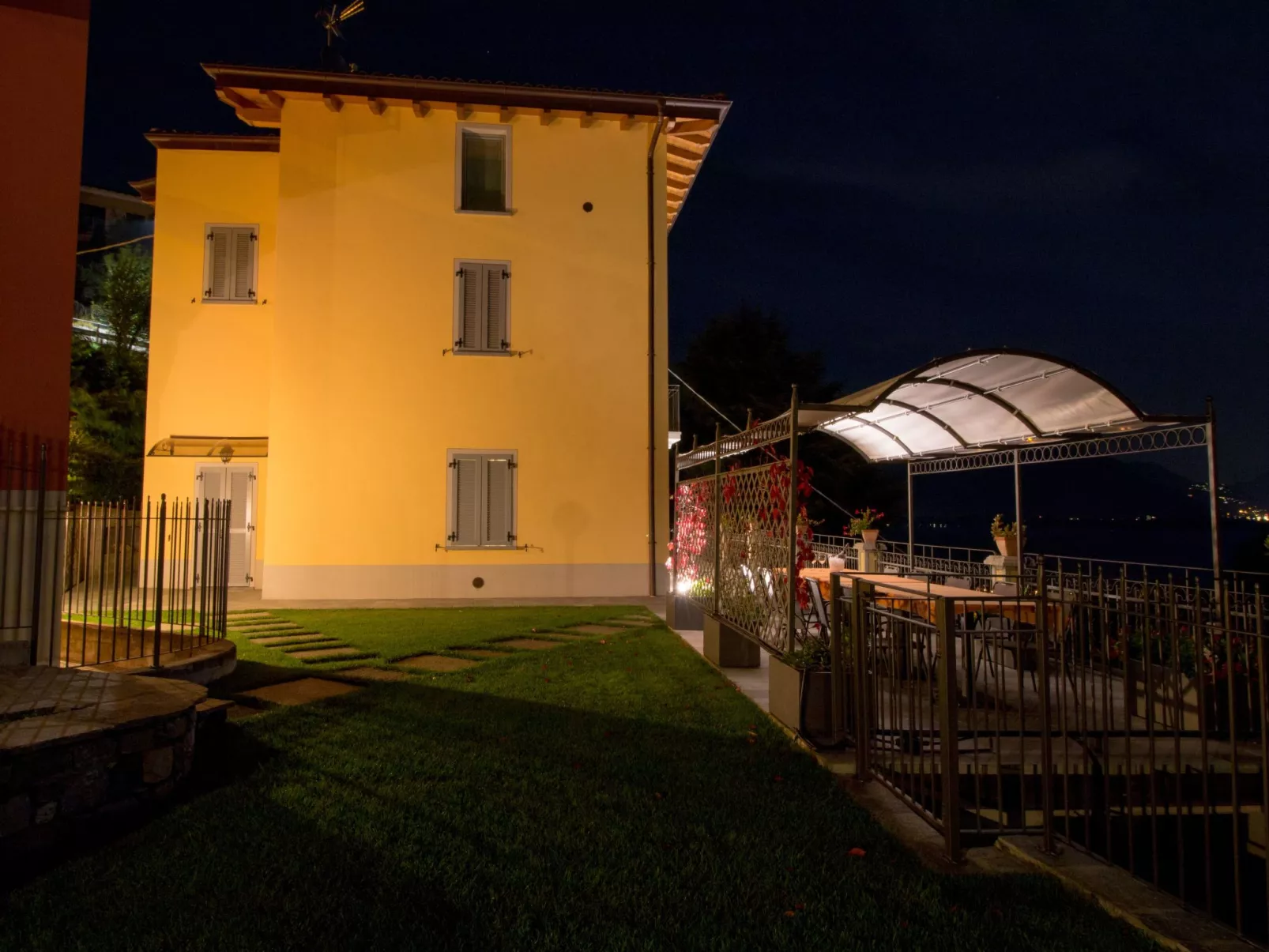 Ferienvilla 'Perla del Lago' mit privatem Pool-Buiten