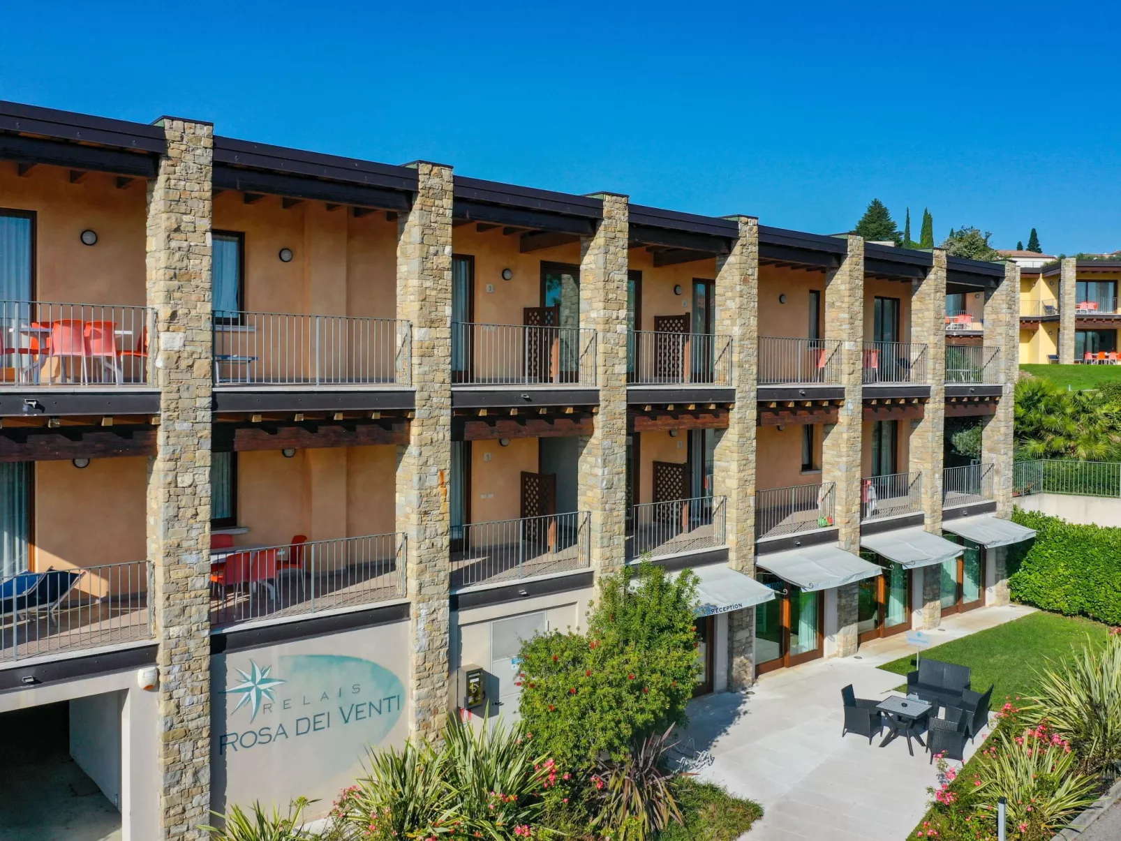 Wohnung mit Balkon, Schwimmbad und Seeblick