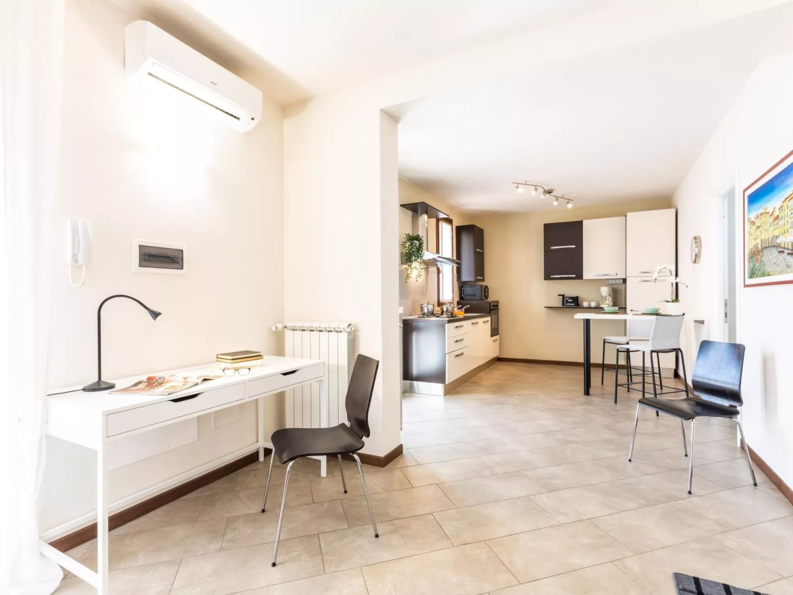 Wohnung mit separatem Eingang und kleinem privaten Innenhof.-Binnen