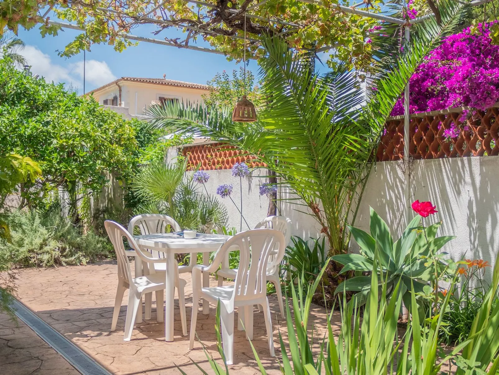 Landhaus mit Garten, Sonnenterrasse sowie überdachter Terrasse und Pool in Stra-Buiten