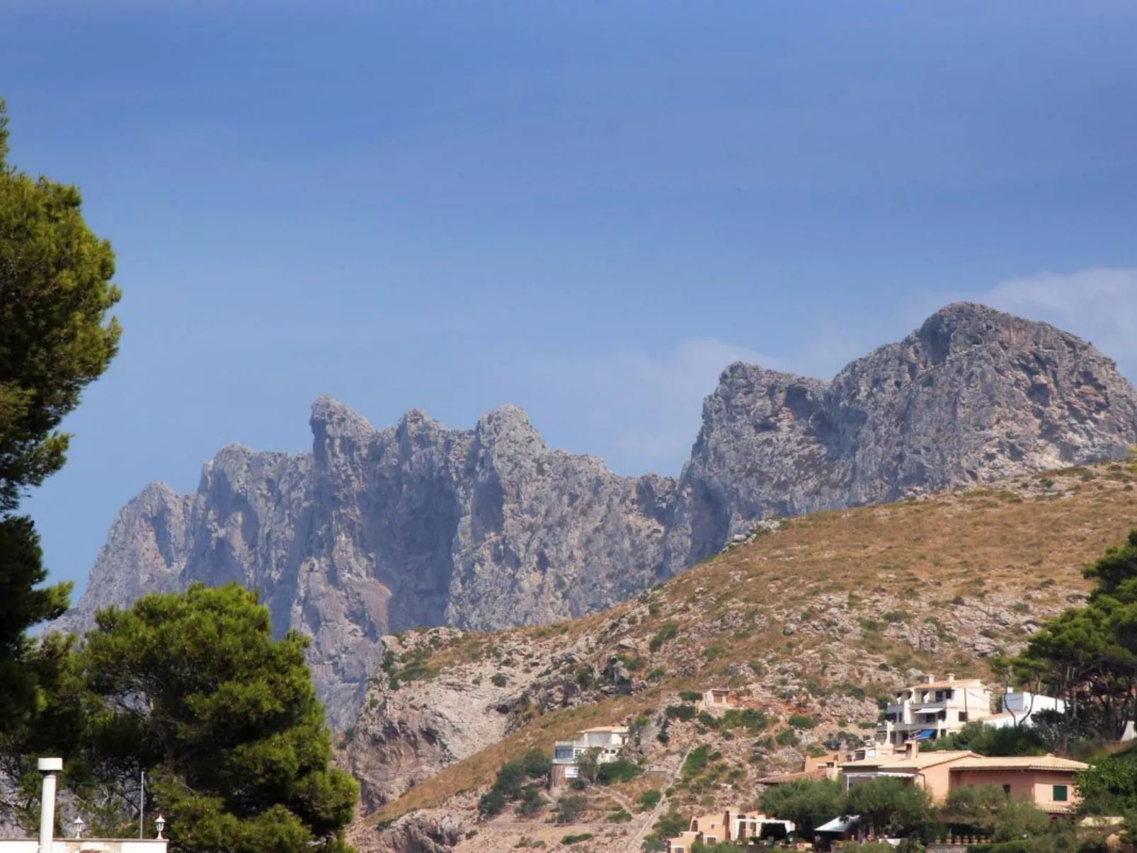 Villa Medina, Cala Sant Vicenç-Buiten