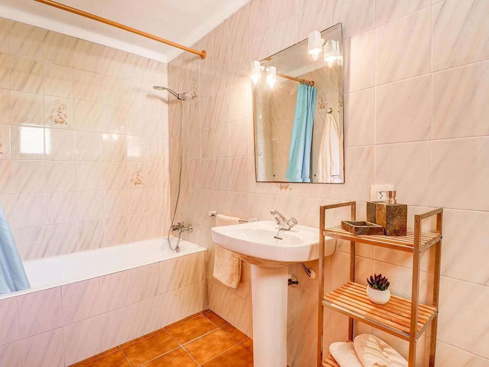 "Joan" mit privatem Pool-Image-tags.info