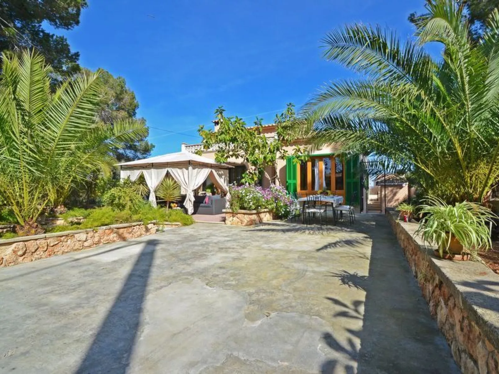 Schöne Villa mit Pool und Garten-Image-tags.info