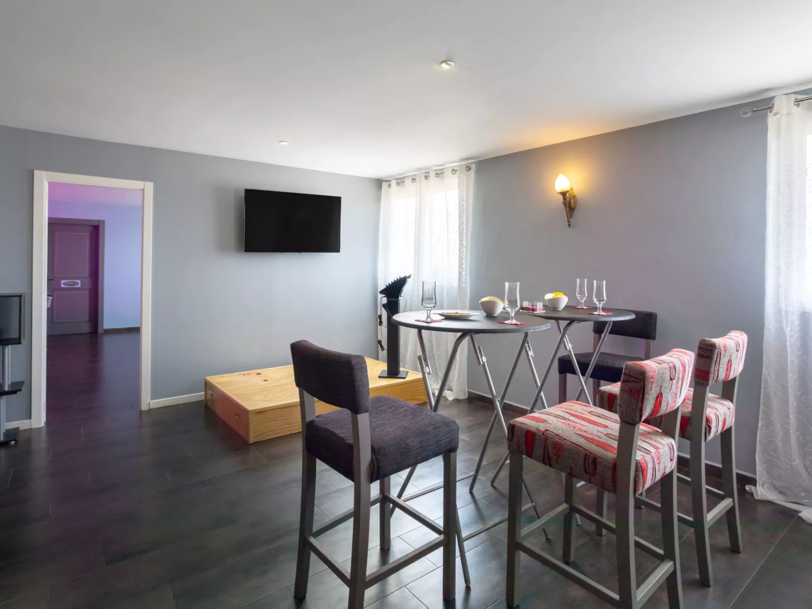 Spa-Spielzimmer mit Außen-Whirlpool und Schwimmbad-Image-tags.info