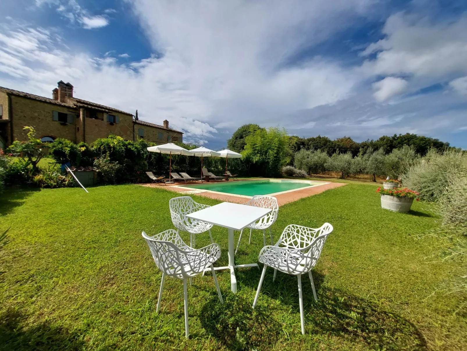 Schönes Ferienhaus in Gambassi Terme mit Privatem Pool-Buiten