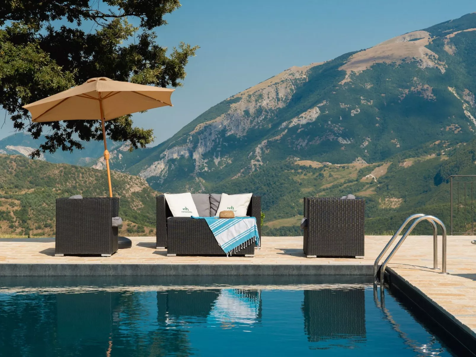 Ca Quattrocchi, Marcheholiday-Buiten