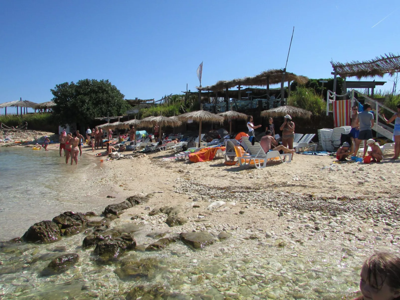 Mit Jacuzzi, Garten und Parkplatz-Buiten