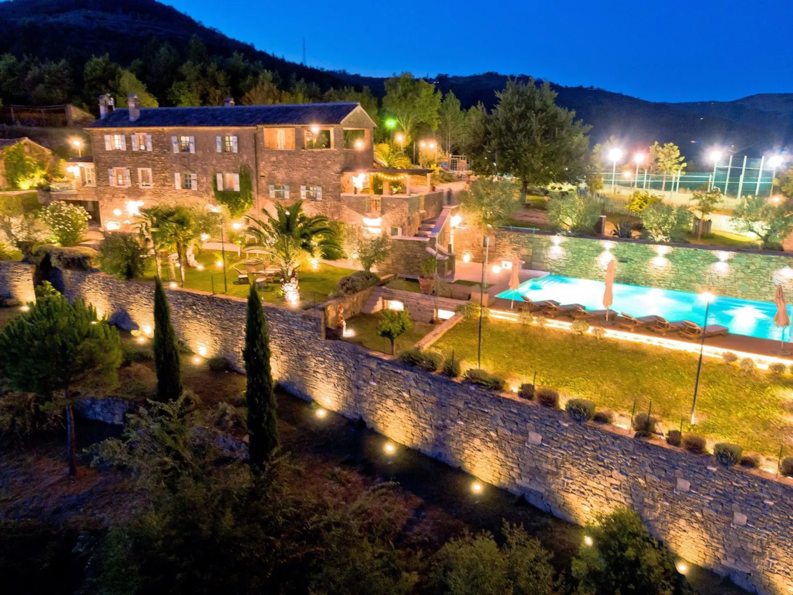 Tolle Villa Sancta Maria Motovun mit Pool-Buiten