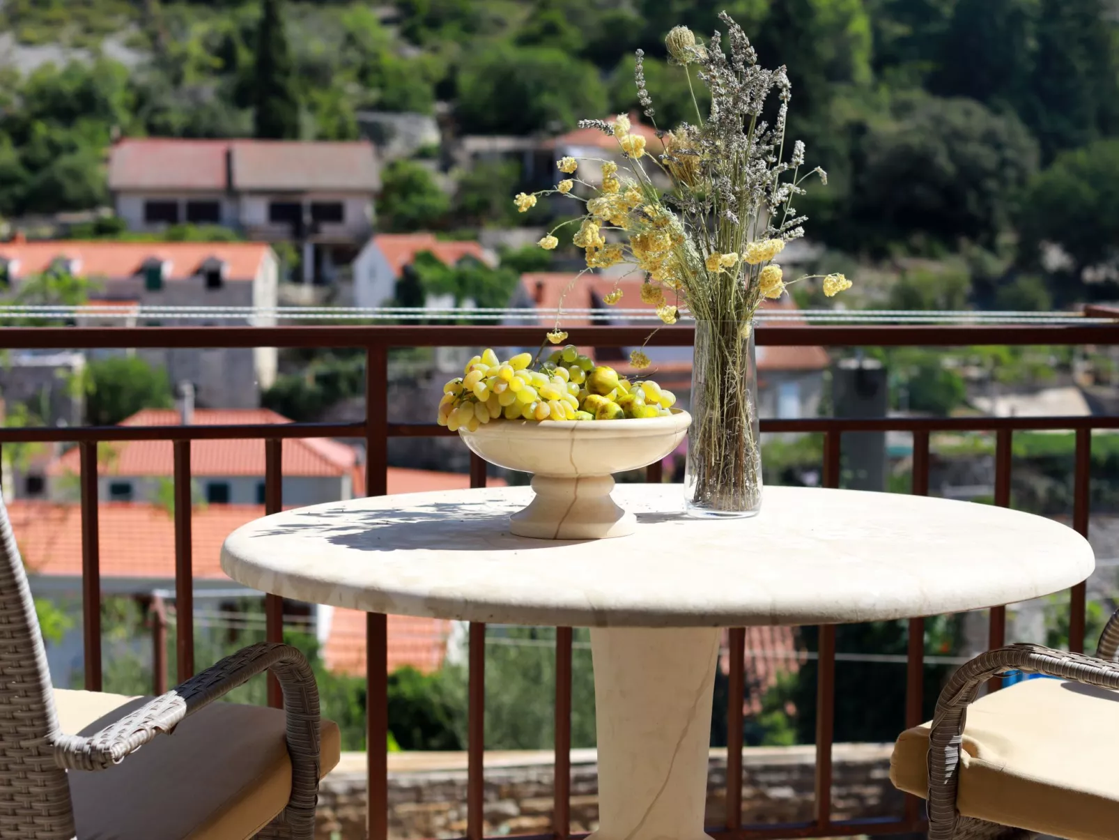 Kleines Steinhaus in einem ruhigen Ort auf der Insel Solta-Buiten