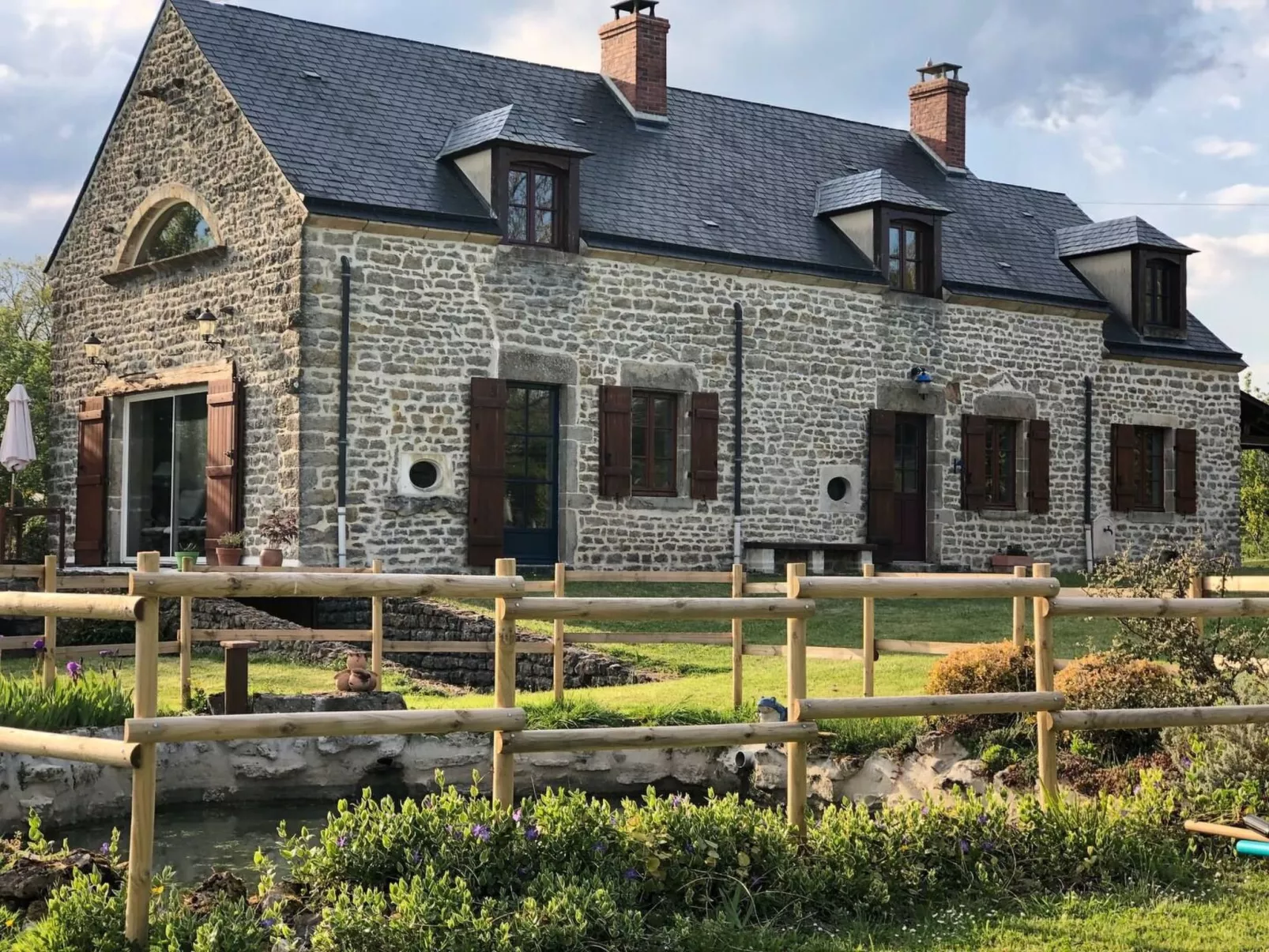 Landhaus mit eingezäuntem Garten