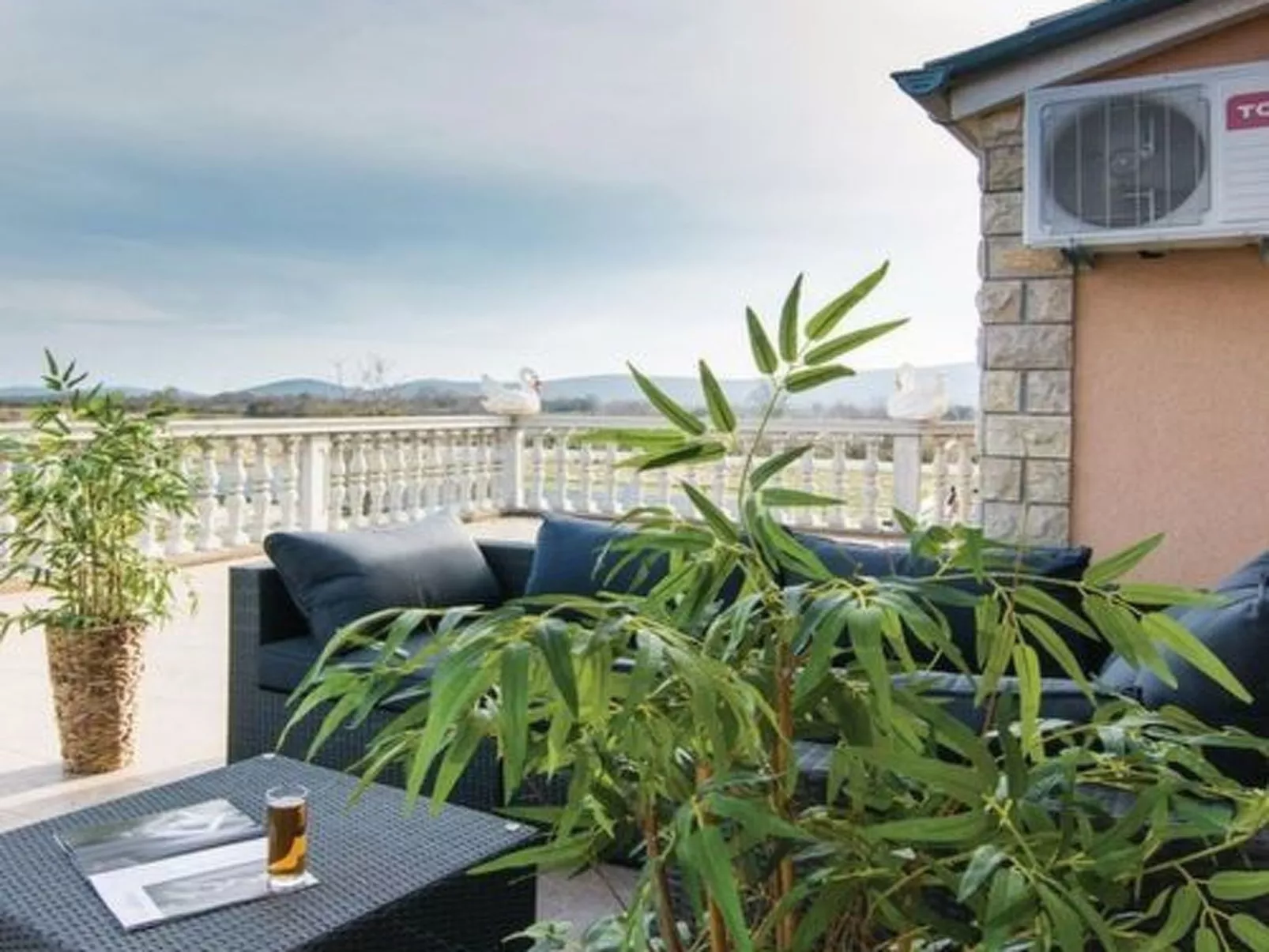 Laura mit Pool-Binnen