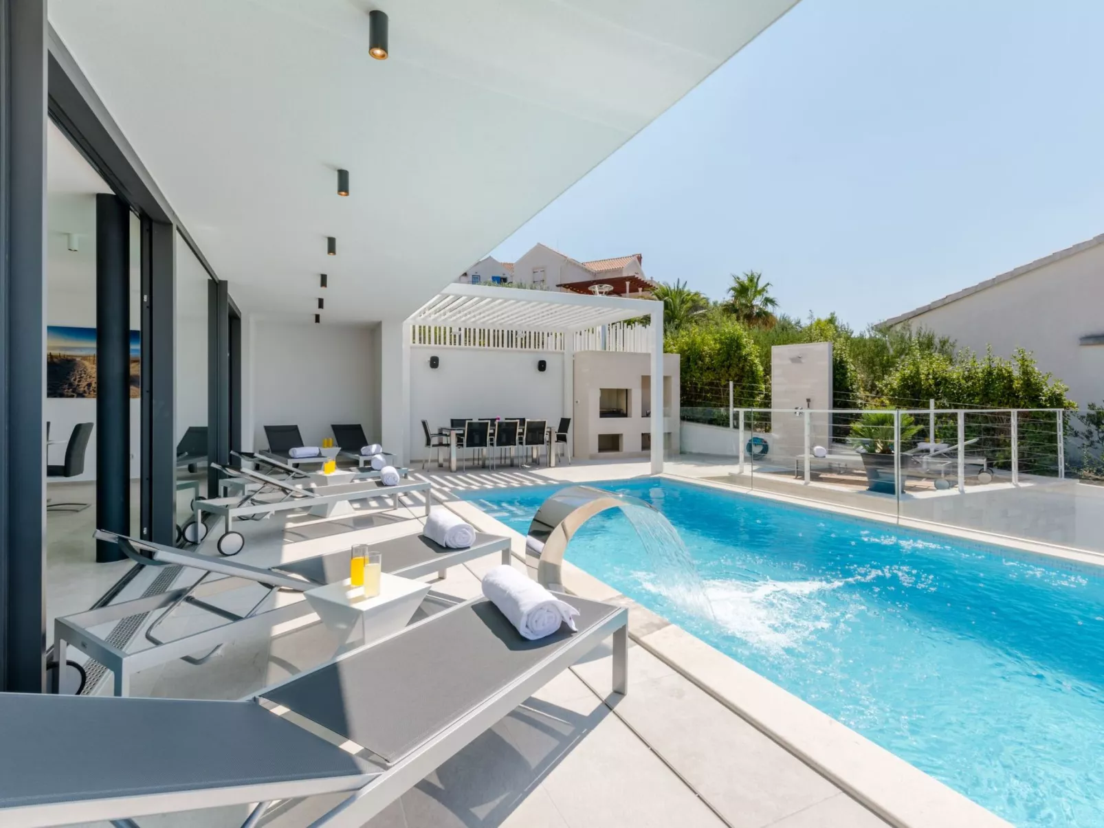Tolles Ferienhaus in Sutivan mit Privatem Pool-Buiten