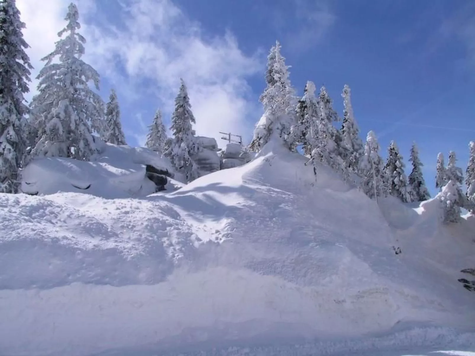 Mit Kaminofen, Fitnessraum und Sauna-Buiten