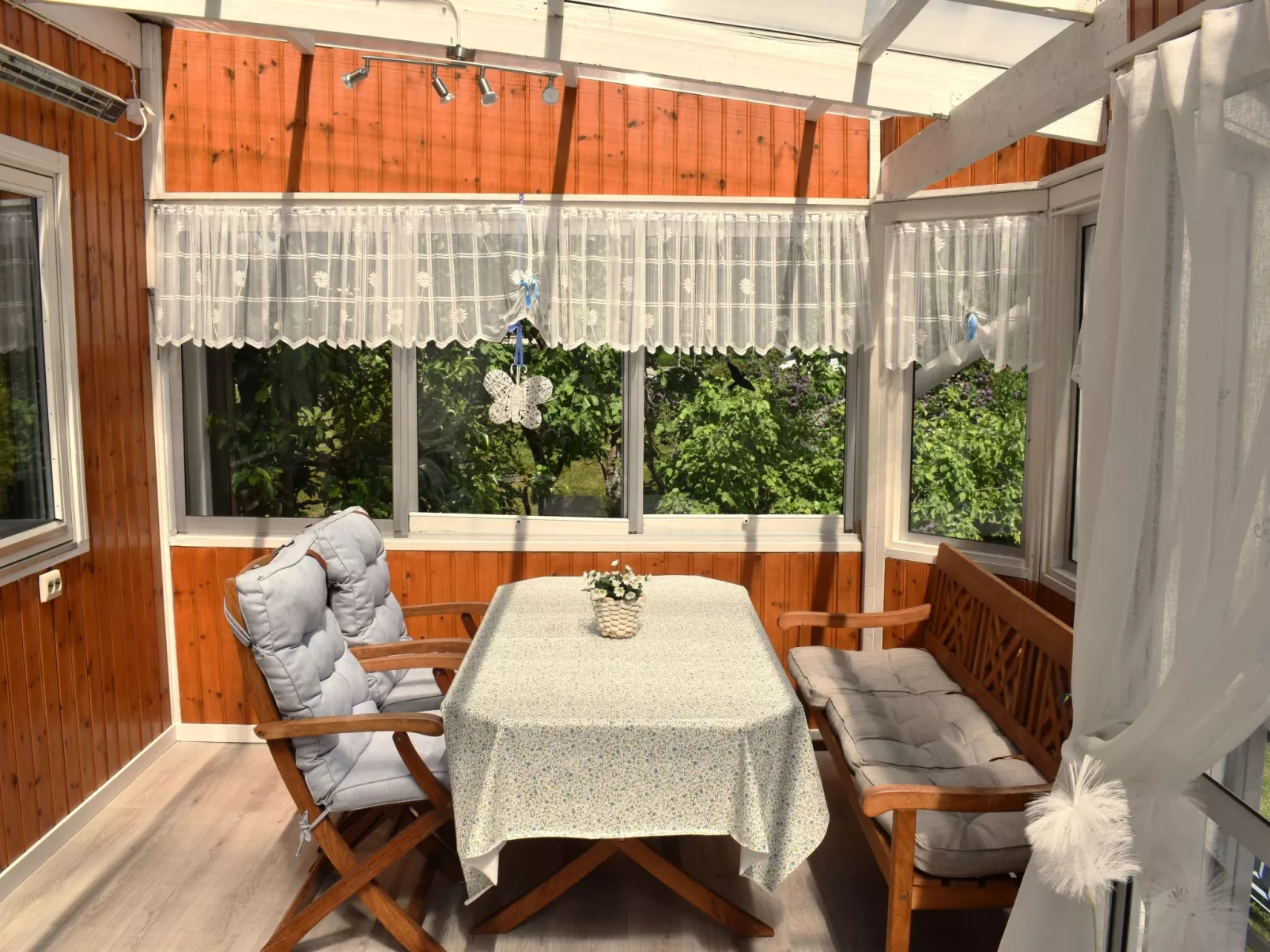 Typisch schwedisches Ferienhaus mit Garten-Binnen