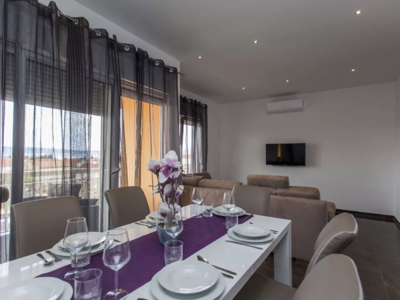 Moderne Meerblick ap.1 mit Pool und Terrasse bbq in der Nähe von Split Trogir-Binnen