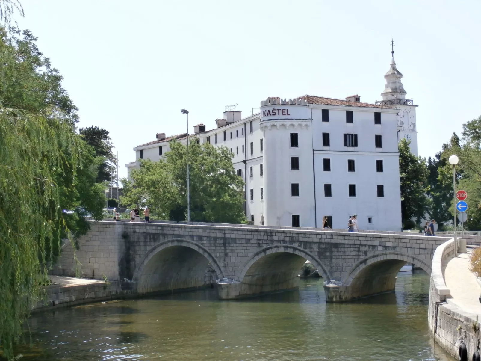 Geräumige Villa mit drei Schlafzimmern und einem ruhigen Garten-Image-tags.info