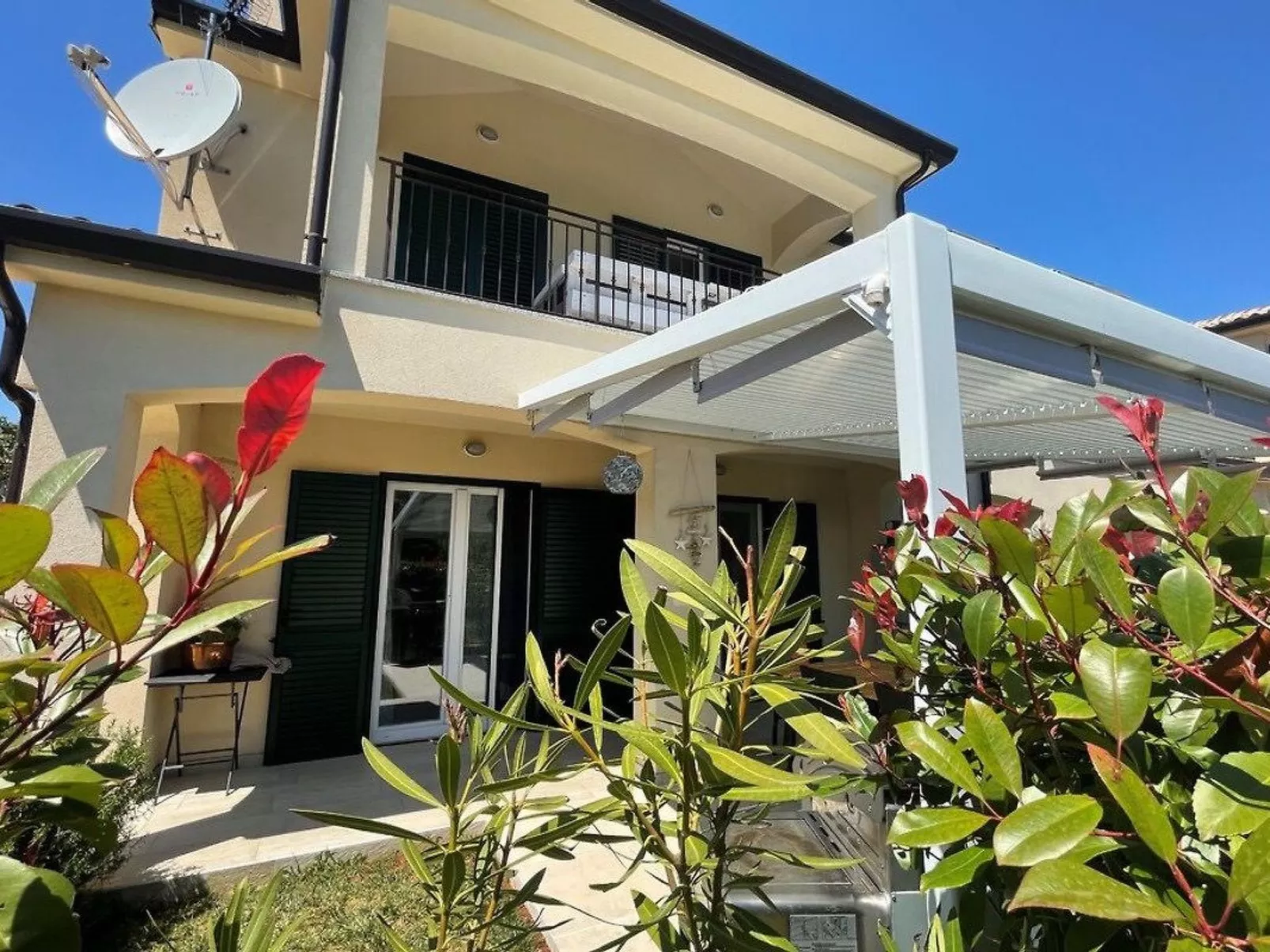 Neues Ferienhaus in Krnica mit Privatem Pool-Buiten