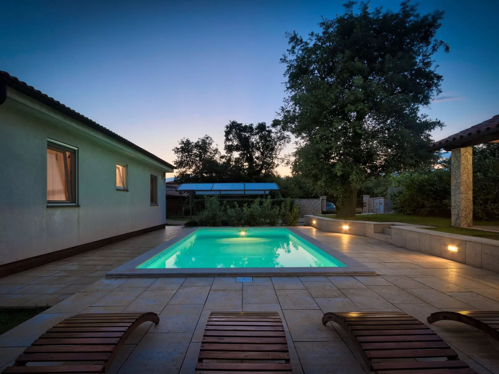 Haus Daniela mit überdachter Terrasse und Pool-Buiten