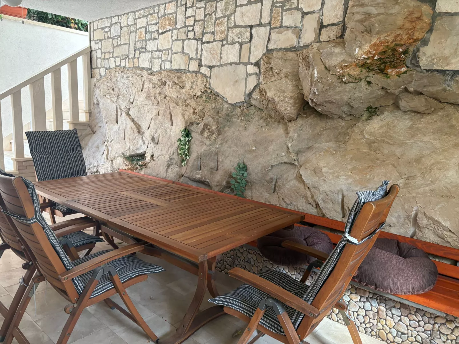 In Povlja mit gemeinschaftlichem Parkplatz-Buiten