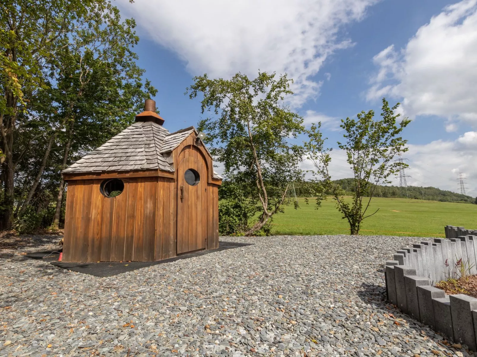 Landhaus mit Hallenbad-Buiten