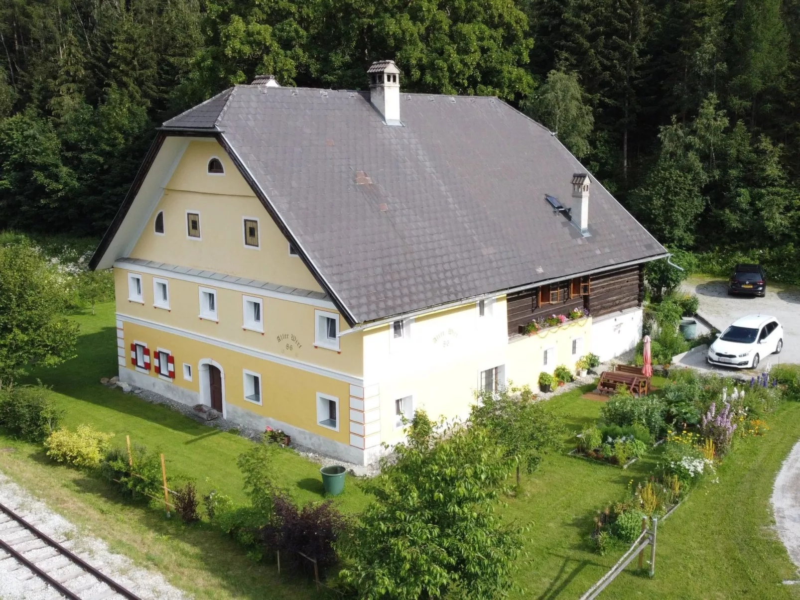 Große Wohnung im ersten Stock, mit großem Garten