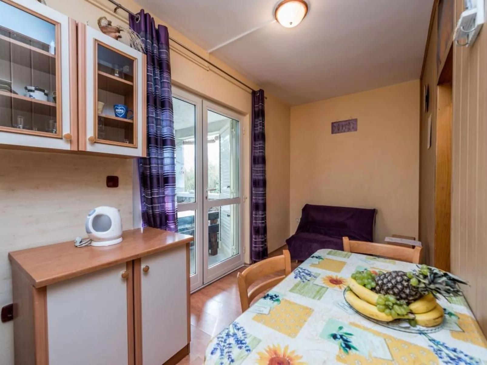 "Delfin prizemlje" - Binnen