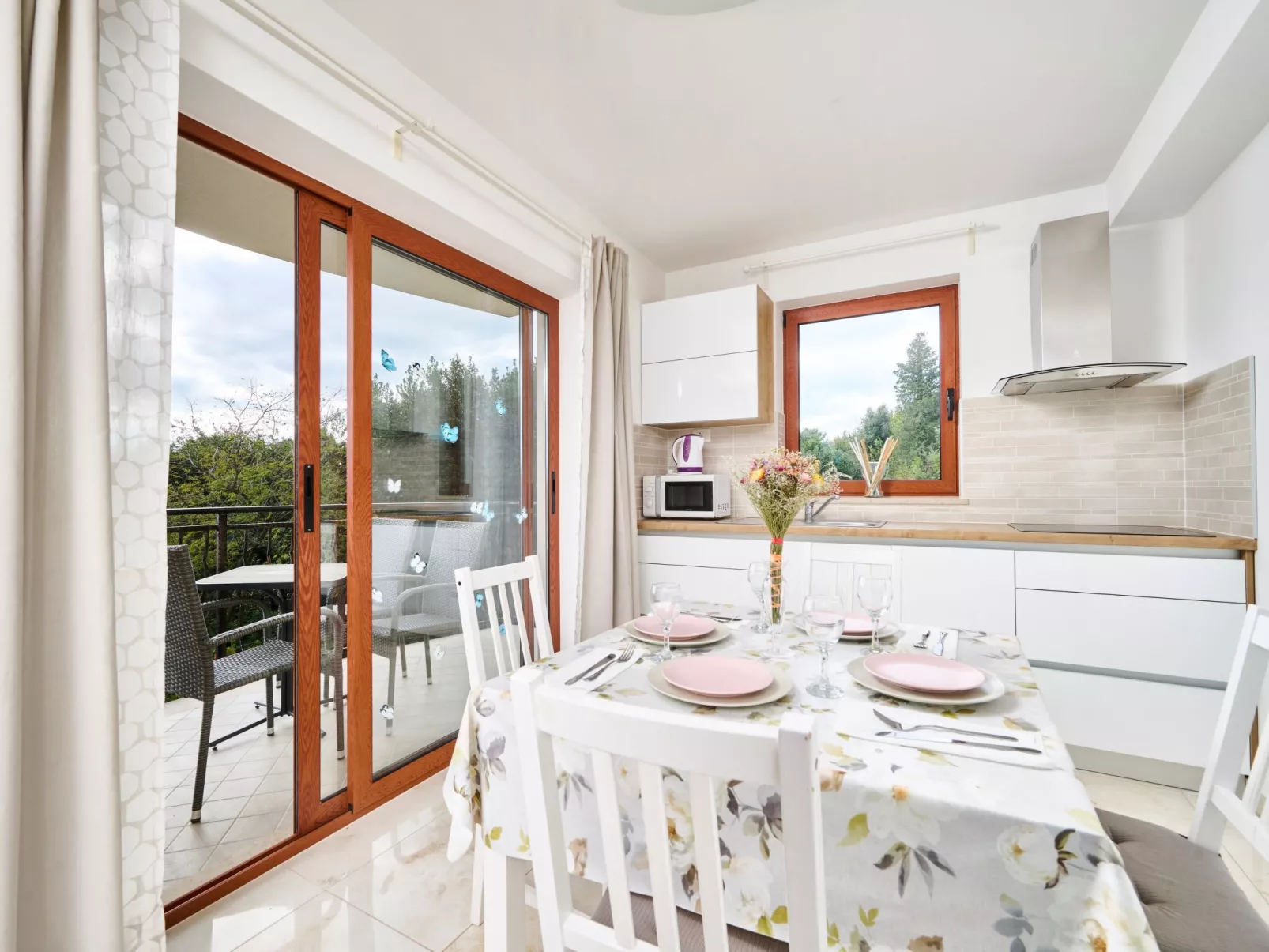 App für bis zu 6 Personen.-Binnen